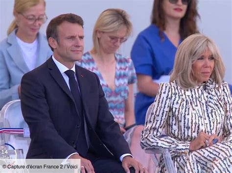 Emmanuel Macron Amoureux Son Surprenant Baise Main à Brigitte Macron En Plein Défilé Du 14