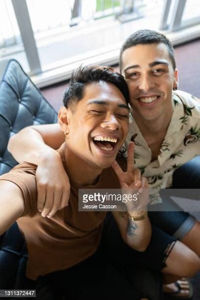 gay couple men home fotografías e imágenes de stock getty images