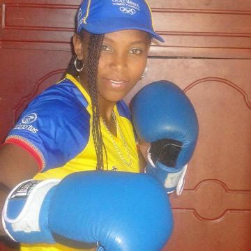 La colombiana ganó dos de los tres rounds. Familiares de Ingrid Valencia celebran su primer triunfo ...