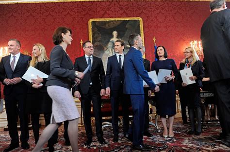 Kickl verwies wiederholt auf schweden, wo sich ganz ohne schließung von restaurants, geschäften, kindergärten und schulen ebenfalls eine positive tendenz zeige. Herbert Kickl und Karoline Edtstadler: Ein seltsames Paar ...