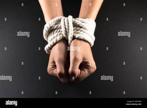 Wei E Weibliche H Nde Mit Wei En Seilen Gefesselt Bondage Stockfotografie Alamy