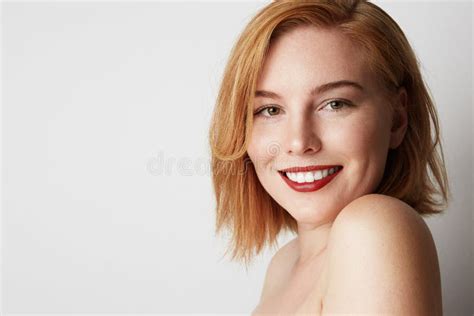 Retrato Del Perfil Del Modelo Femenino Del Pelirrojo De La Belleza Con La Sonrisa Feliz Y El