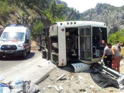 Tur otobüsü devrildi ölü