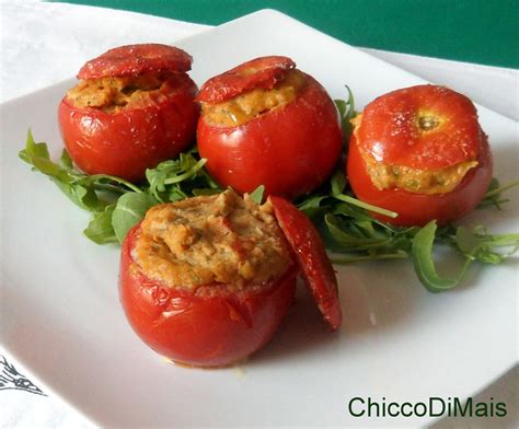I pomodori ripieni al forno sono un contorno gustosissimo derivati dalla tradizione culinaria povera. Pomodori ripieni di tonno (ricetta al forno).