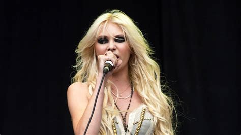 Gossip Girl Star Taylor Momsen Flashes Her Breasts At Gig Celebrity News And Gossip