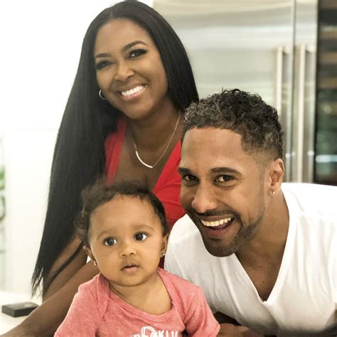 Kenya moore is an american model, actress, film producer, and television personality who is most popular for her appearance in the television show the real housewives of atlanta.she came to the spotlight of the media after winning the miss usa title.kenya moore's net worth was evaluated at $1.16 million in 2014. Real Housewives Of Atlanta Star Kenya Moore & Husband Marc ...