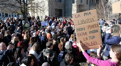 Un cartello con la foto di de donno (ansa) hanno provato in tutti i modi a trasformarlo in un'icona del movimento no vax a poche ore dalla sua morte, ma la. Manifestazione No Mask e No Vax a Torino: ferito un ...