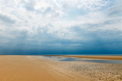 Sandy Formby Beach Near Liverpool On A Cloudy Day Premium Photo