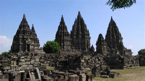 Di perkirakan usia candi mendut lebih tua dari candi borobudur, walaupun pembangunanya sejaman. Gambar Patung Candi Prambanan - Republika RSS