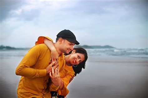 커플 섬 해변에서 즐기는 여름 휴가 커플에 대한 스톡 사진 및 기타 이미지 커플 해변 인도 민족 Istock
