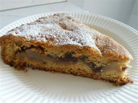 La torta di pere è un dolce classico della pasticceria italiana molto semplice da preparare: Ricetta di torta di pere, cioccolato e... cannella