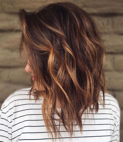 Wavy Choppy Lob With Caramel Highlights Brownhair Hair Styles