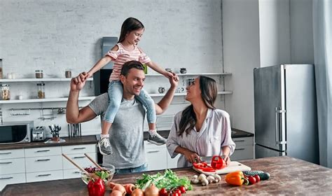 Mamá Papá E Hija Están Cocinando En La Cocina Concepto De Familia