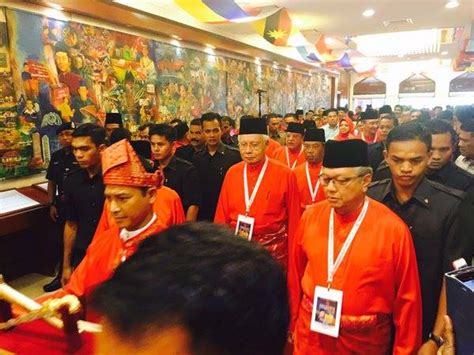 Perkelahian sesama saudara itu akhirnya berbaik juga. Pau 2015- Carik-Carik Bulu Ayam | Apa Yang Tersirat
