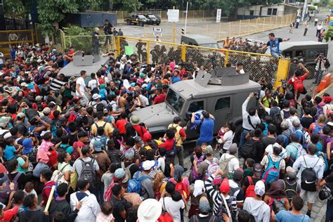 Por la parte de méxico limita con los estados de chiapas (654 km), tabasco (108 km) y campeche (194 km), y en guatemala con los estados de san marcos, huehuetenango, quiché y petén. Migrantes rompen cerco y cruzan frontera de Guatemala con ...