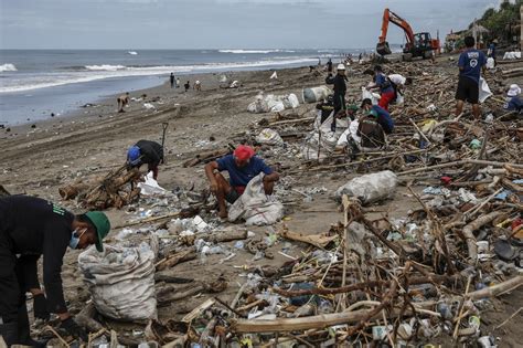 Iconic Bali Beaches Swamped With Trash After Monsoons Daily Sabah