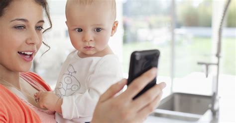 ¡no Debes Usar Tu Celular Mientras Amamantas A Tu Bebé