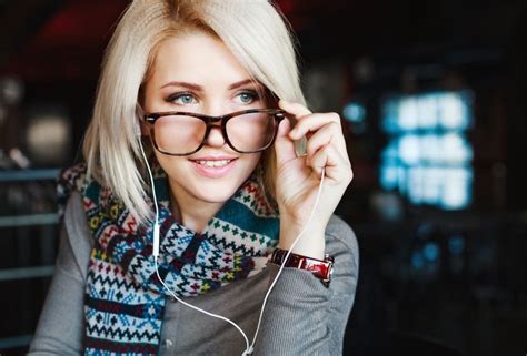 how to wear headphones with glasses