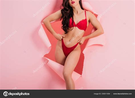 Abgeschnittene Ansicht Von Sexy Mädchen Roten Dessous Die Höschen Berühren Stockfotografie