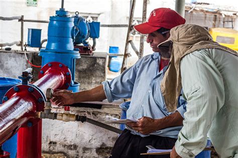 Encontró a unos operarios que trabajaban en el arreglo de una cañería picada; Certifican capacidades de operarios de agroindustria | ITP