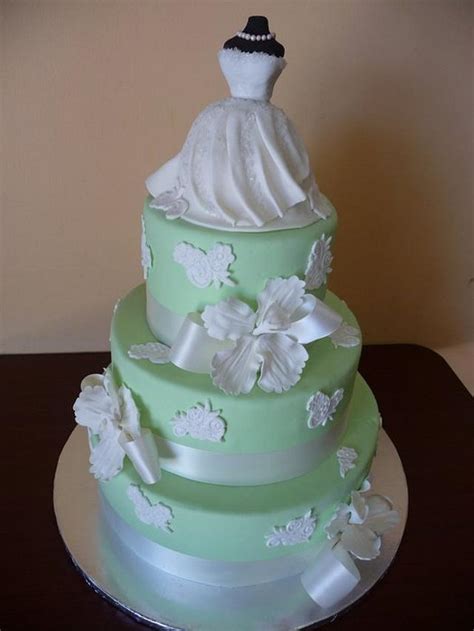Fashionista Wedding Cake Decorated Cake By Roscoebakery Cakesdecor