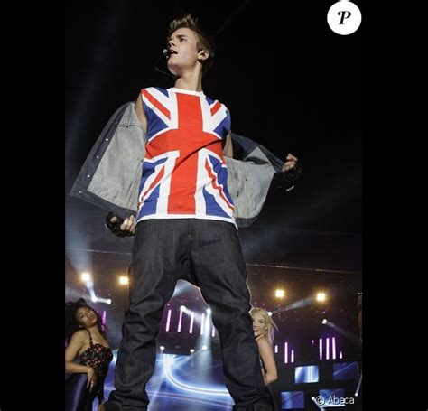 Justin bieber's 'purpose' tour merch was everywhere last summer. Justin Bieber torse nu devant 80 000 personnes : God save ...