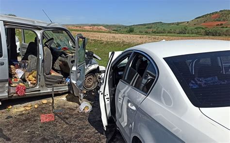 Tokat ta hafif ticari araç ile otomobil çarpıştı 3 kişi öldü 8 yaralı