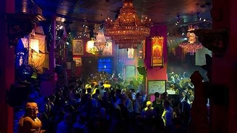 El toque de queda nocturno, fijado entre las 23.00 horas y las 6.00 de la mañana se retrasa en nochevieja hasta la 1.30. Diez maneras distintas de pasar la Nochevieja en Madrid