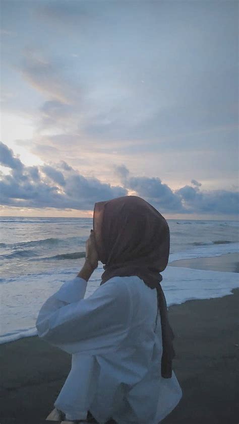 Foto Aesthetics Hijab Di Pantai Matamu