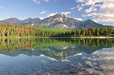 Der nur fünf kilometer lange wanderweg führt durch einfaches gelände. Patricia Lake | Morning at Patricia Lake in Jasper ...