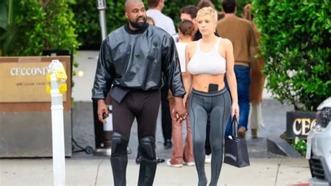 Pics Kanye West S Wife Bianca Censori Suffers Wardrobe Malfunction