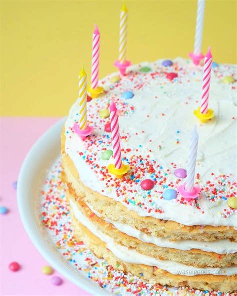 Zur jause, als geburtstagskuchen oder einfach so. Geburtstagskuchen mit bunten Streuseln und Buttercreme ...