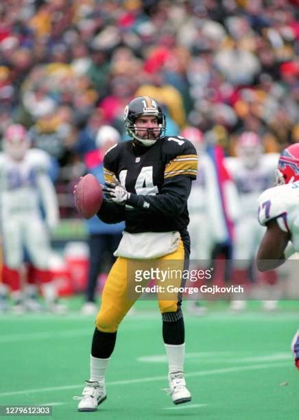 Pittsburgh Steelers Qb Neil Odonnell Photos And Premium High Res