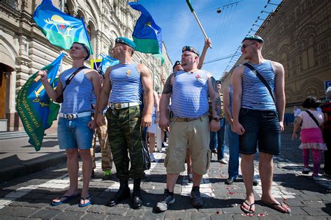 Check spelling or type a new query. День ВДВ на Васильевском спуске в Москве - Журнал Другого