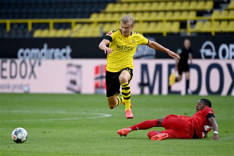 Erling haaland takes in the adulation of the yellow wall after his exceptional performance in front. Erling Haaland deja claro su futuro con Borussia Dortmund