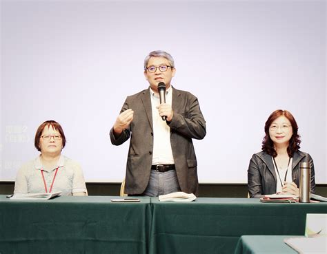 內政部次長花敬群今天說，社宅第一階段興建4萬戶已達標，第二階段預計興建8.4萬戶，截至今年第一季，已完成 15 處、 4002 戶社宅工程決標；8年興建 12 萬戶社宅，「有機會順利執行完成」。. 新聞發布-花敬群出席全國地政座談 感謝地政同仁辛勞付出