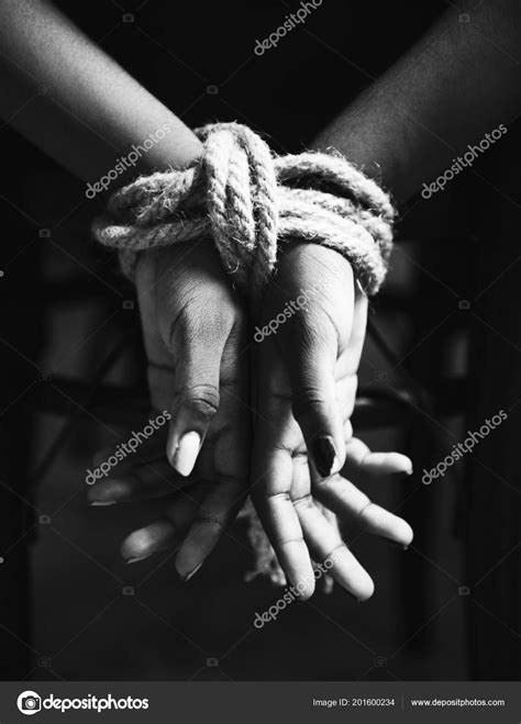 Weibliche Hände Mit Einem Seil Gefesselt Nahaufnahme Von Schwarz Und — Stockfoto © Rawpixel