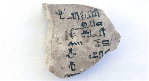 Hieroglyphen — hieroglyphen, bilderschrift, die räthselhaften schriftzeichen der alten aegypter, welche man auf ihren sarkophagen, papyrusrollen, obelisken und pyramiden, auf säulen und. Älteste "ABC-Aufstellung" in Ägypten entdeckt