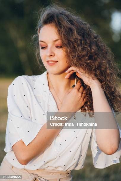 Mädchen Mit Langen Lockigen Haaren Posiert In Einem Weizenfeld Stockfoto Und Mehr Bilder Von