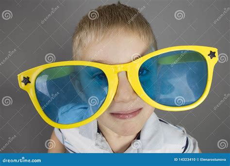 Niño Pequeño Con Las Gafas De Sol Divertidas Foto De Archivo Imagen