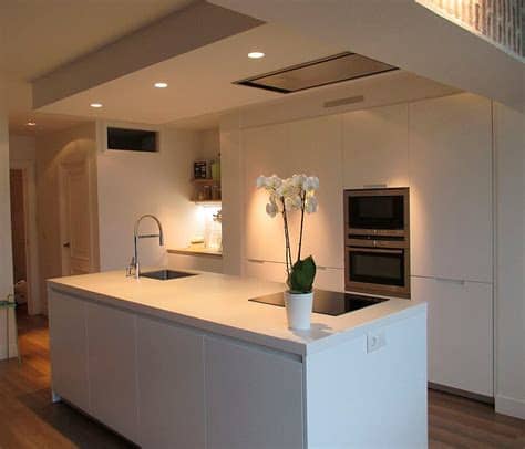 Prestan servicio en toda la provincia. Una cocina con isla, por Santos Estudio Bilbao
