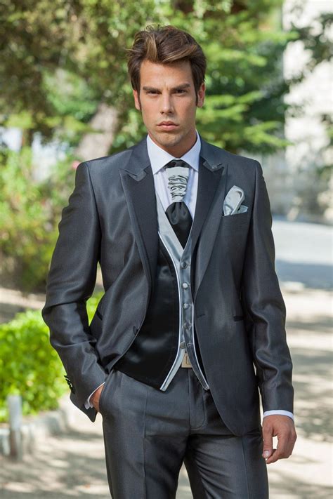 Prom suits for men are generations and light years away from what was worn in the 1970s and 1980s. 2016 Prom Suits Dress Yy