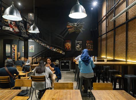 Untuk kedua roti bunnya yang mengapit daging sapi patty yang lembut dan juga sensasi gurihnya yang bertekstur juicy banget, dan jelas kelihatan benget patty. All-Out and Lawless Burger - Manual Jakarta