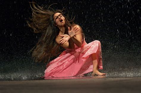 Le travail de pina bausch est notamment reconnu pour la recherche scénographique très élaborée vollmond, qui signifie «pleine lune», a été créé en hommage à thomas erdos. Vollmond: l'héritage de Pina Bausch | Stéphanie Vallet | Danse