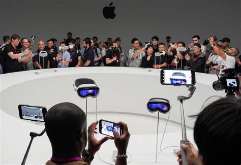 Wading Into World Of Virtual Reality Apple Unveils 3 500 Headset Daily Sabah