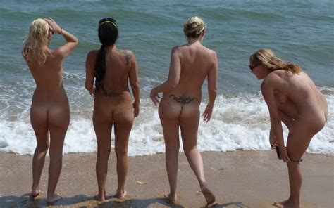 Meztelen lányok a tengerparton Nudista lányok