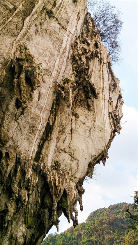 Hosting 7 cargs and 170 routes, the most enthralling rock climbing trails at batu caves are damai wall, nyamuk wall, nanyang wall, comic wall, and white wall. Rock Climbing at Nanyang Wall, Batu Caves. - Andy Saiden