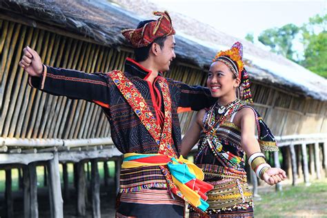 Shiny Happy People- Sabahans l Sabah l Malaysia | Travel Earth