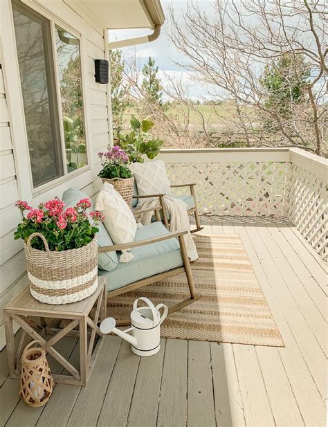 Simple Cozy Deck For Summer Easy And Simple Outdoor Decor Ideas In