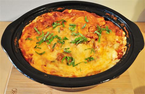 Reserve 1 cup of pasta sauce and set aside. My Tiny Oven: Slow Cooker Cheesy Ravioli
